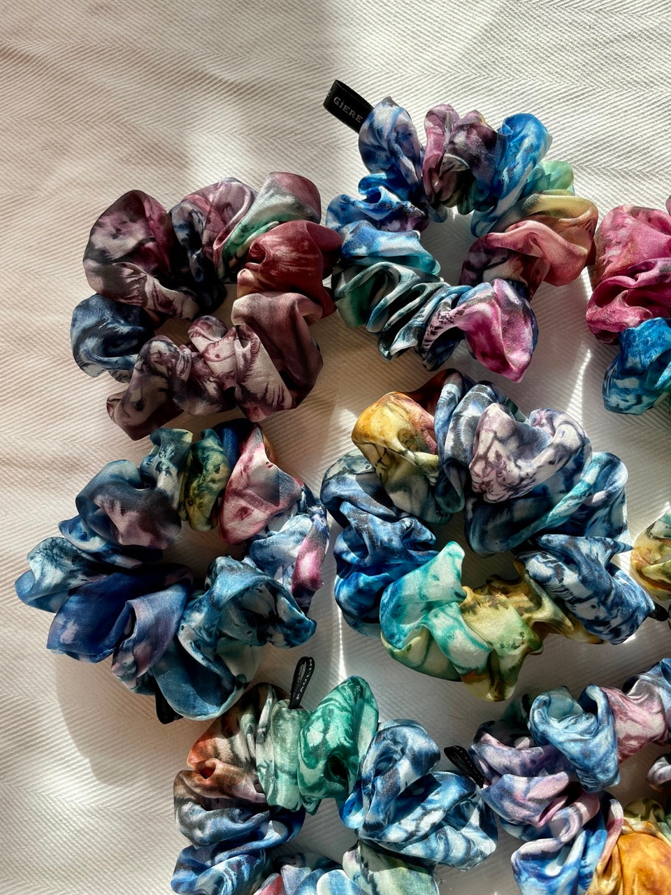 Scrunchie dark rainbow