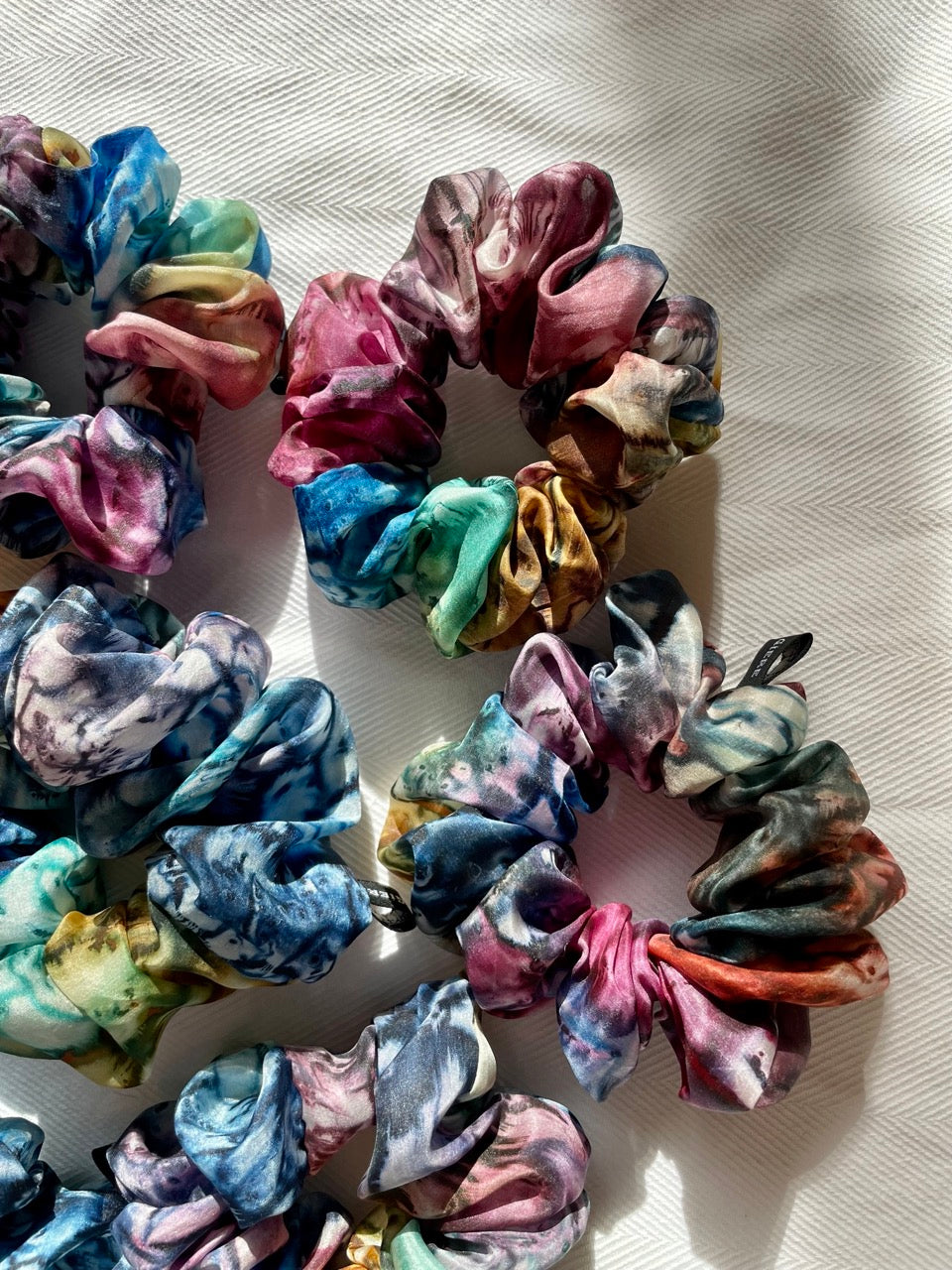 Scrunchie dark rainbow