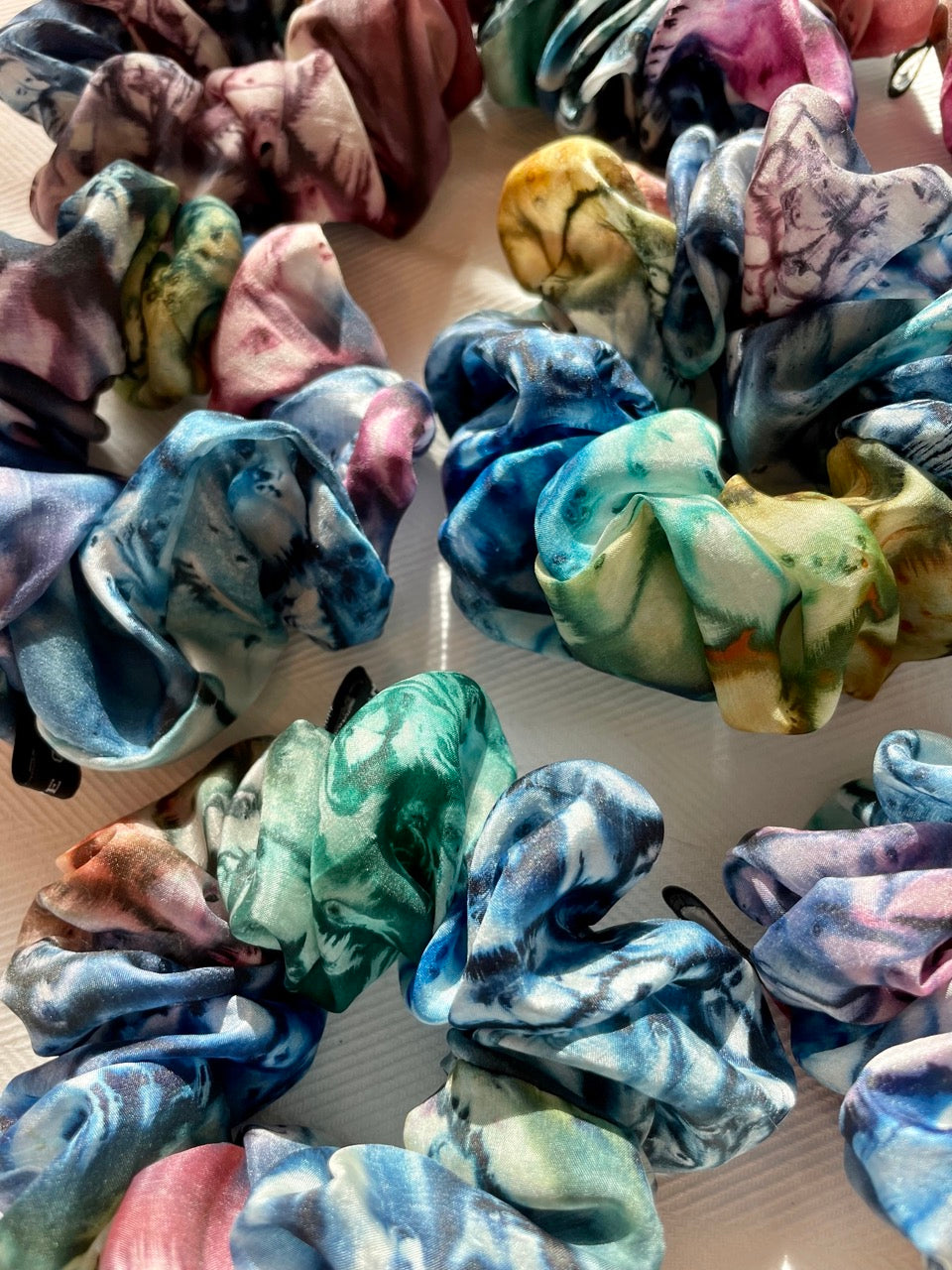 Scrunchie dark rainbow