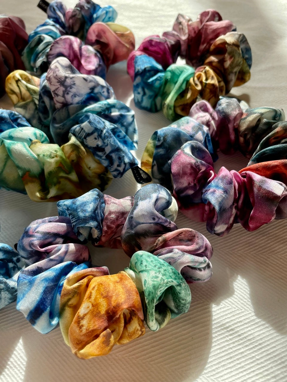 Scrunchie dark rainbow