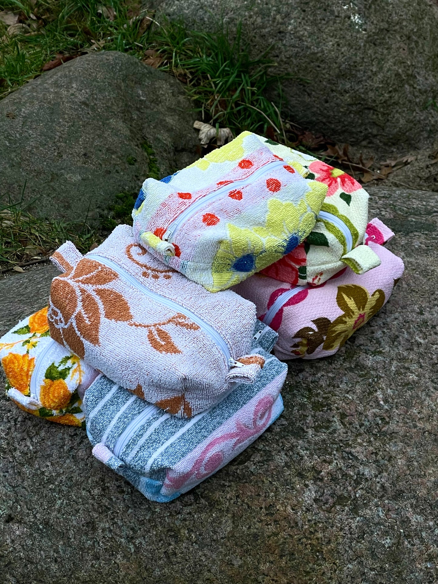 Cosmetic bag flower dots