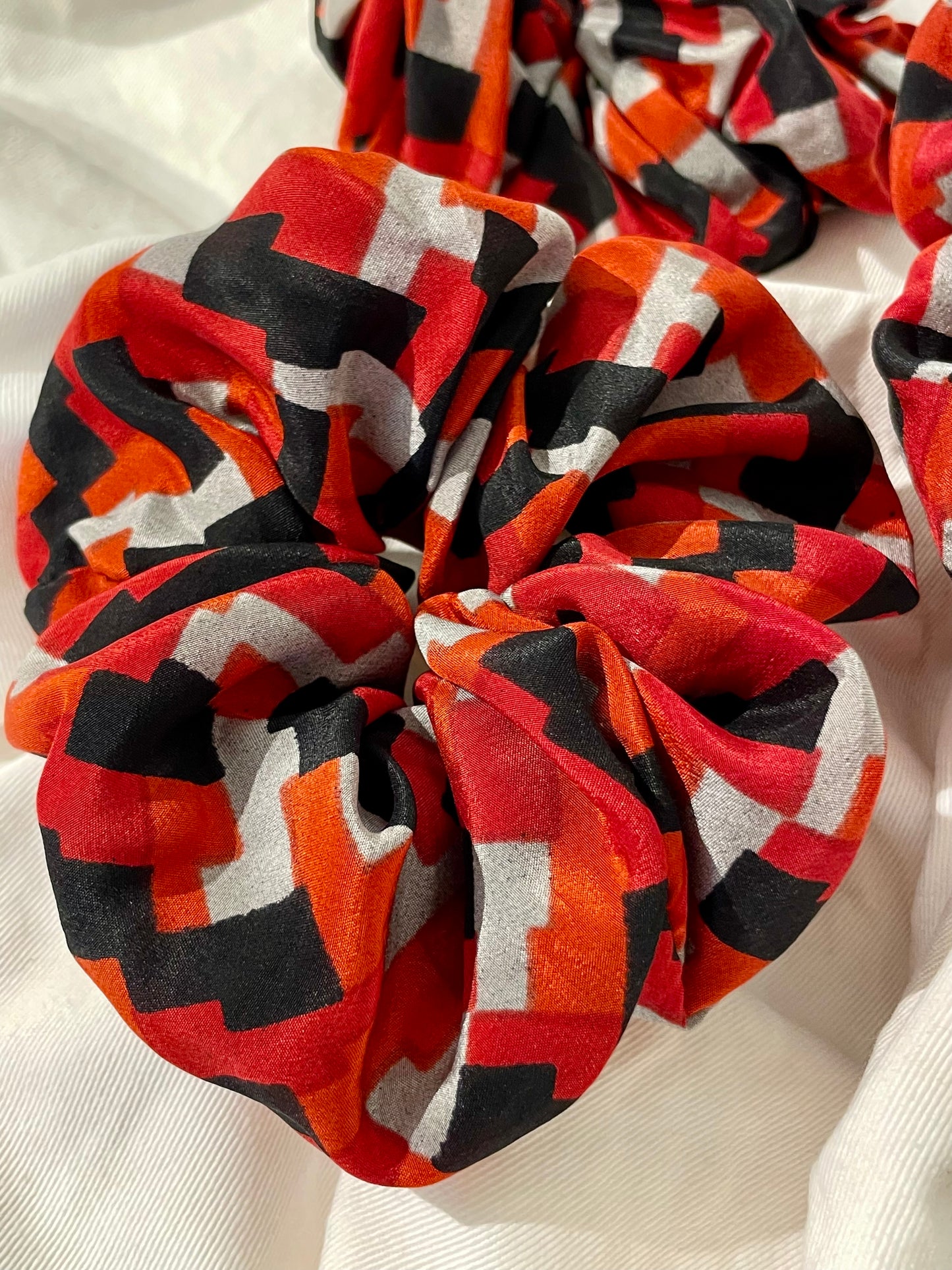 Scrunchie black & red