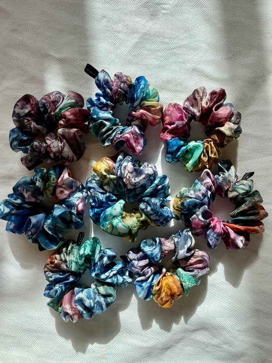 Scrunchie dark rainbow